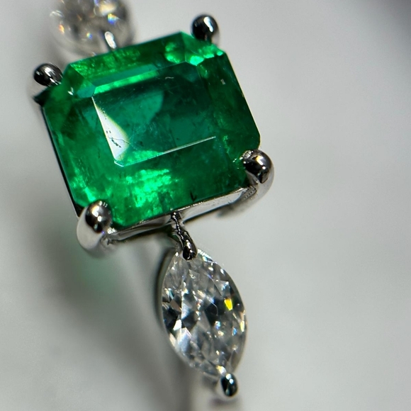 Emerald and marquise diamond ring - Picture 2 of 5
